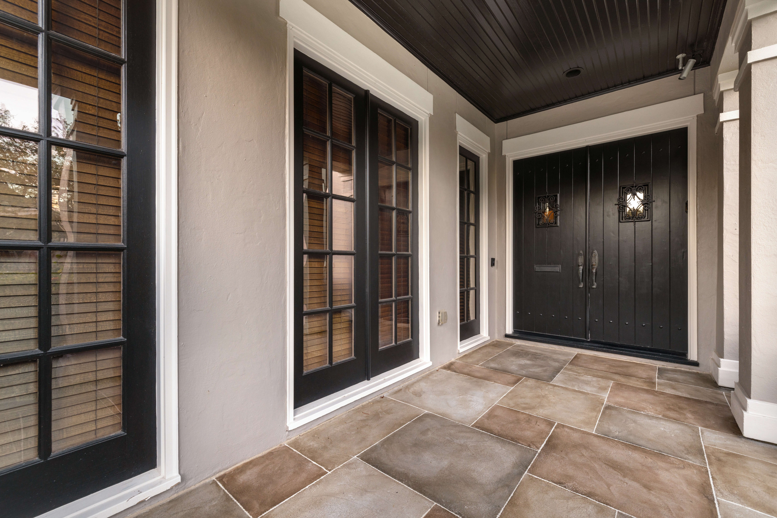 Brown grey entryway Carvestone overlay hardscape pattern