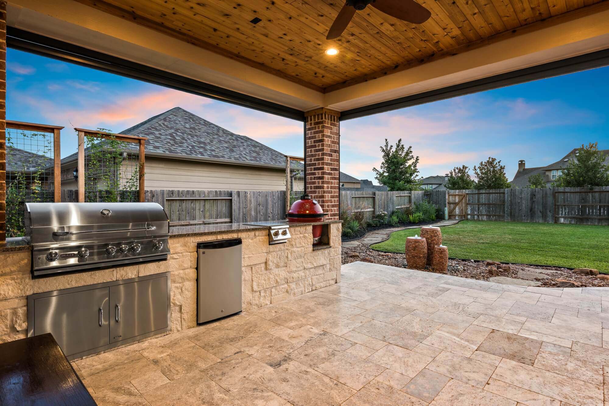 Perfect outdoor kitchen and grill set up for backyard dinner plans
