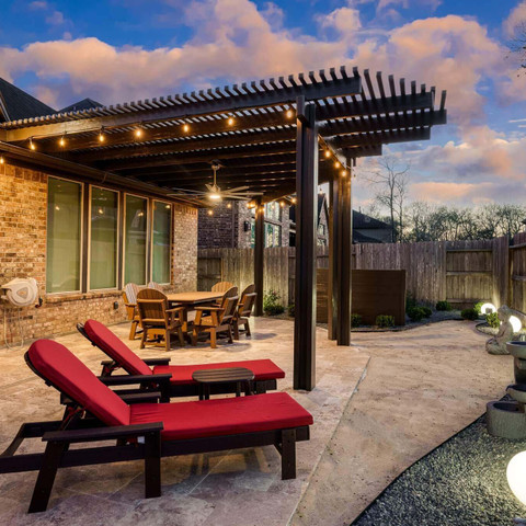 Outdoor living area with aluminum pergola in Houston Texas