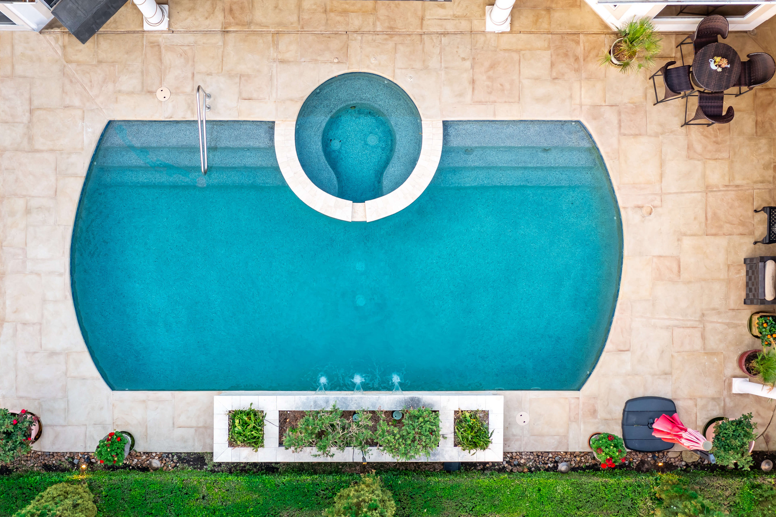 Elegant and classic pool shape Houston backyard design idea