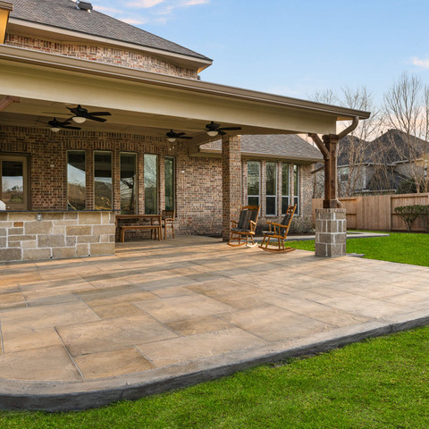 outdoor living area with carvestone flooring and attached covered patio