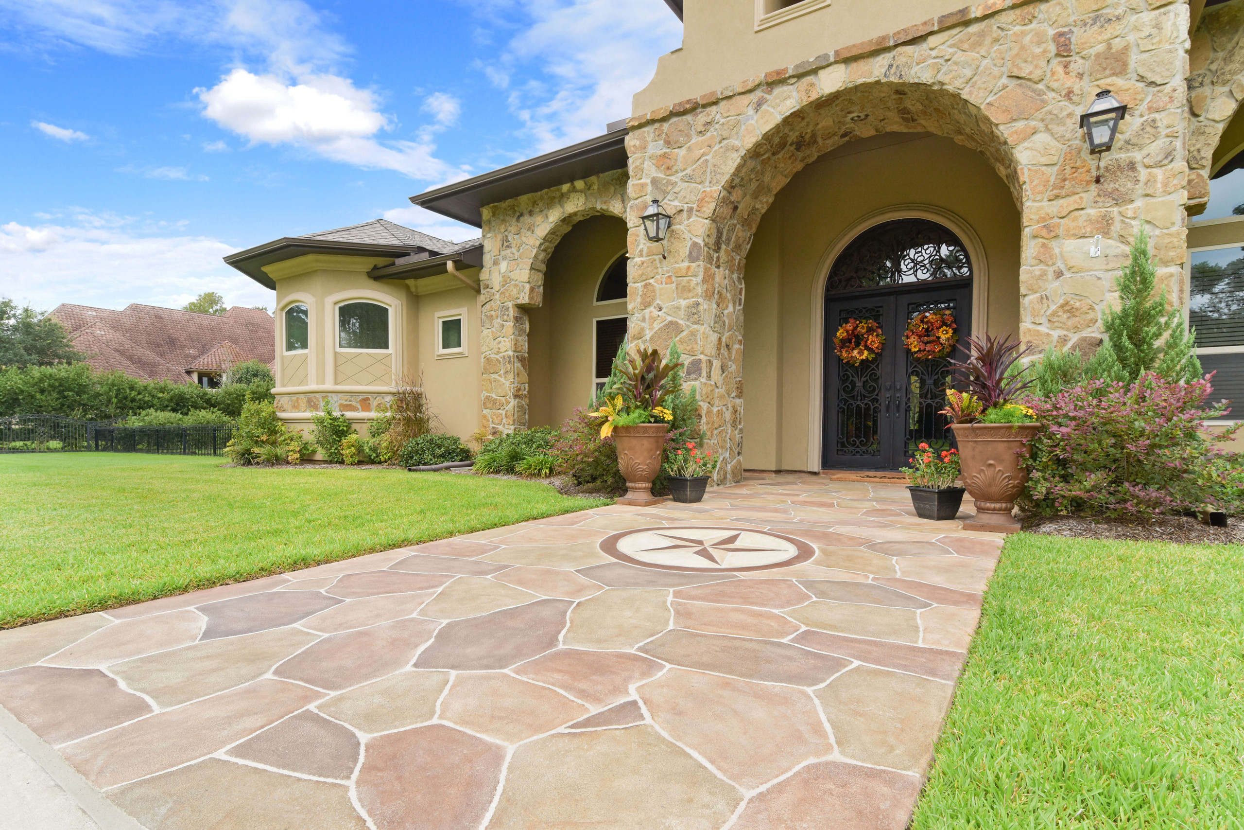 Carvestone walkway in Texas hand-troweled and custom built hardscape