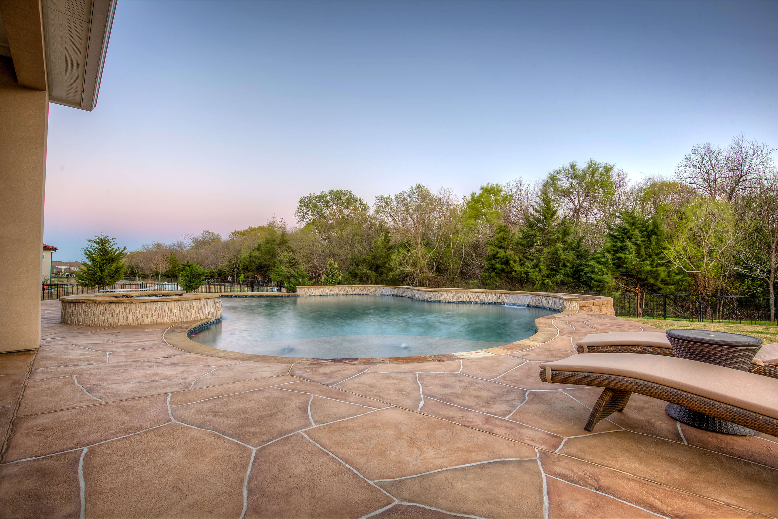 Carvestone pool decking hand-troweled hardscape flagstone design idea