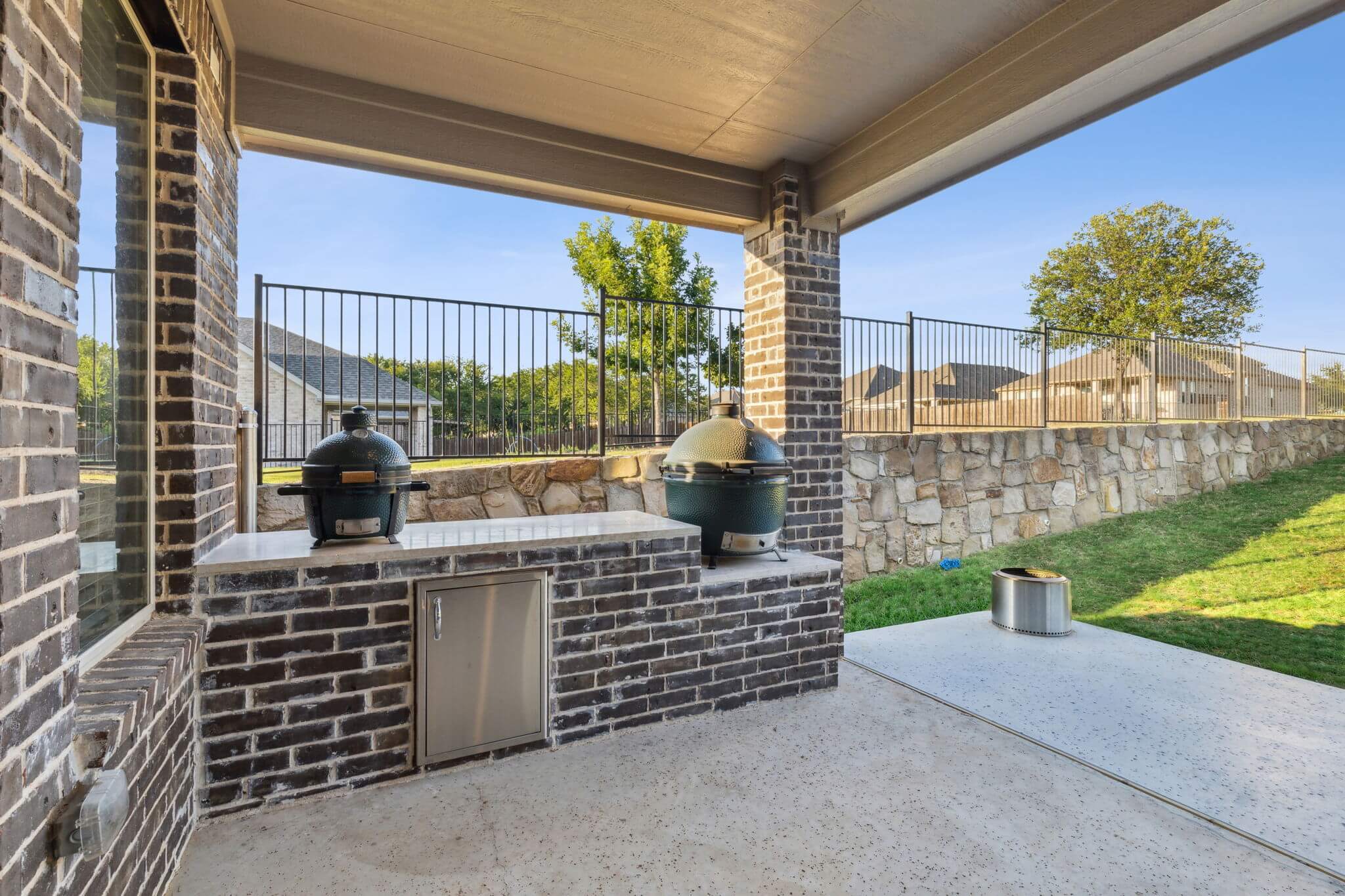 outdoor kitchen patio cover living space granite