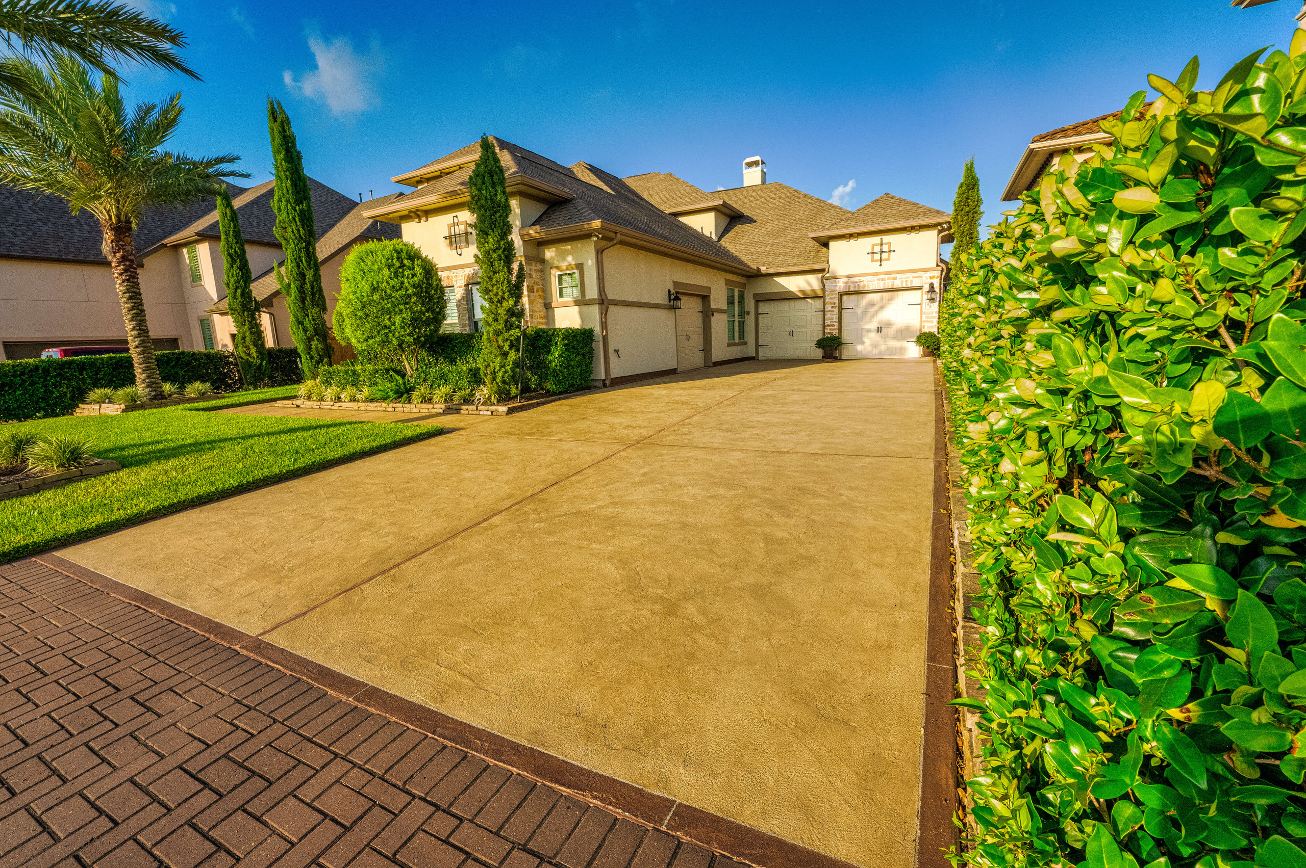 custom concrete driveway overlaid with Carvestone hardscape in Houston