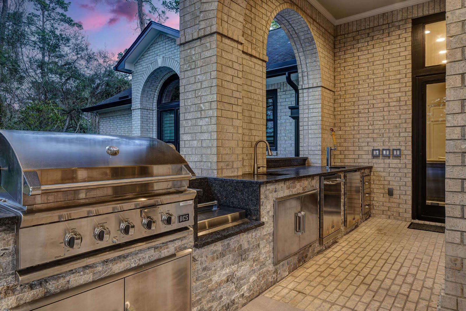 premium texas outdoor bar design with brick, natural stone and stainless steel appliances