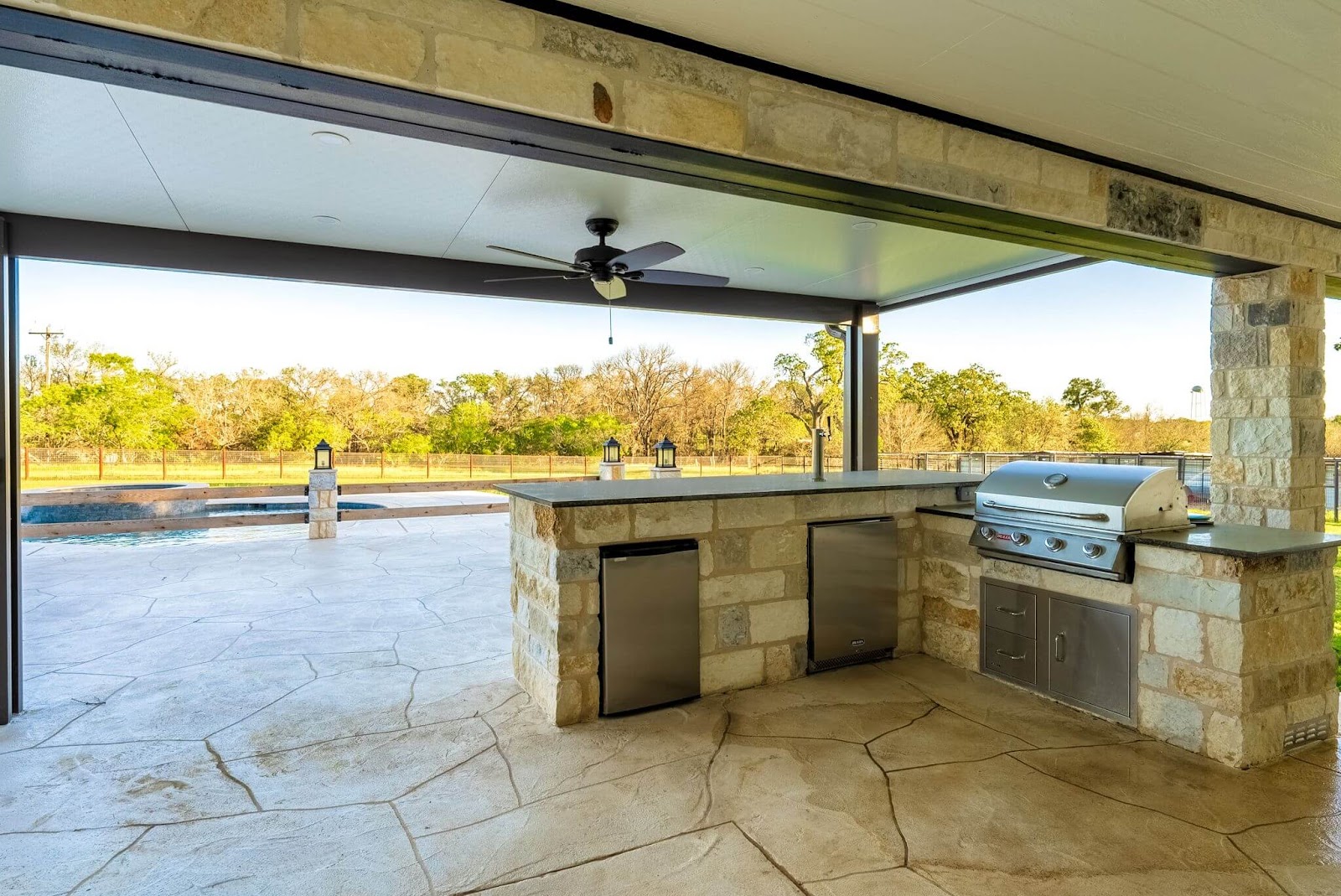 L-shaped outdoor bar on Texas covered patio with draft keg and grill