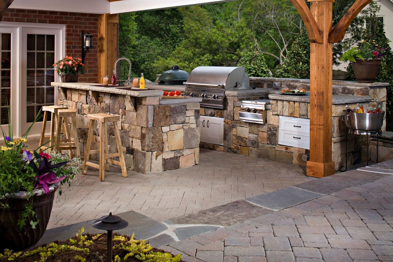 san antonio covered patio and outdoor kitchen with flagstone paver stones
