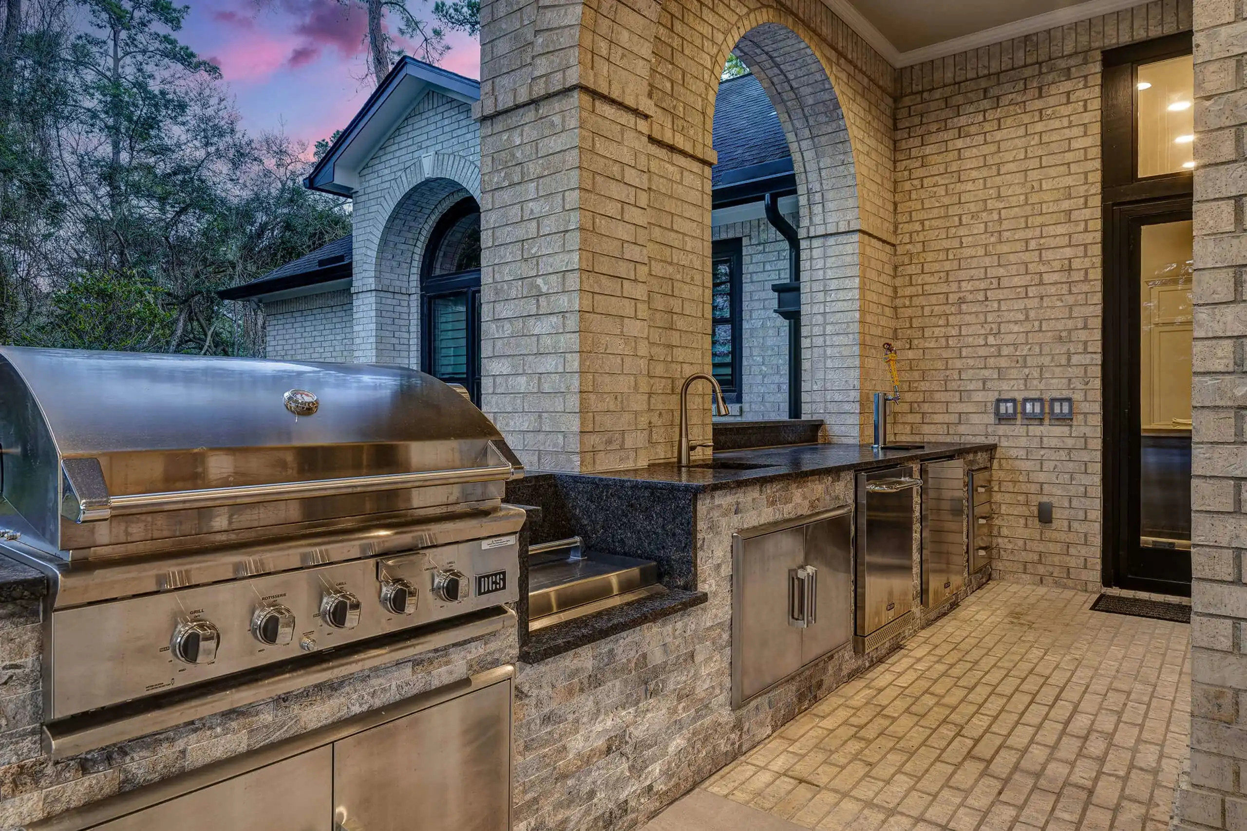 custom outdoor kitchen and grill design for texas home, allied outdoor solutions