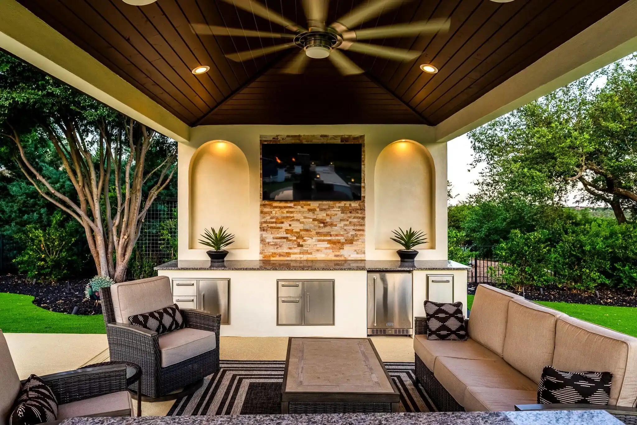 texas outdoor living room with smart overhead fan ventilation, entertainment features and plush seating