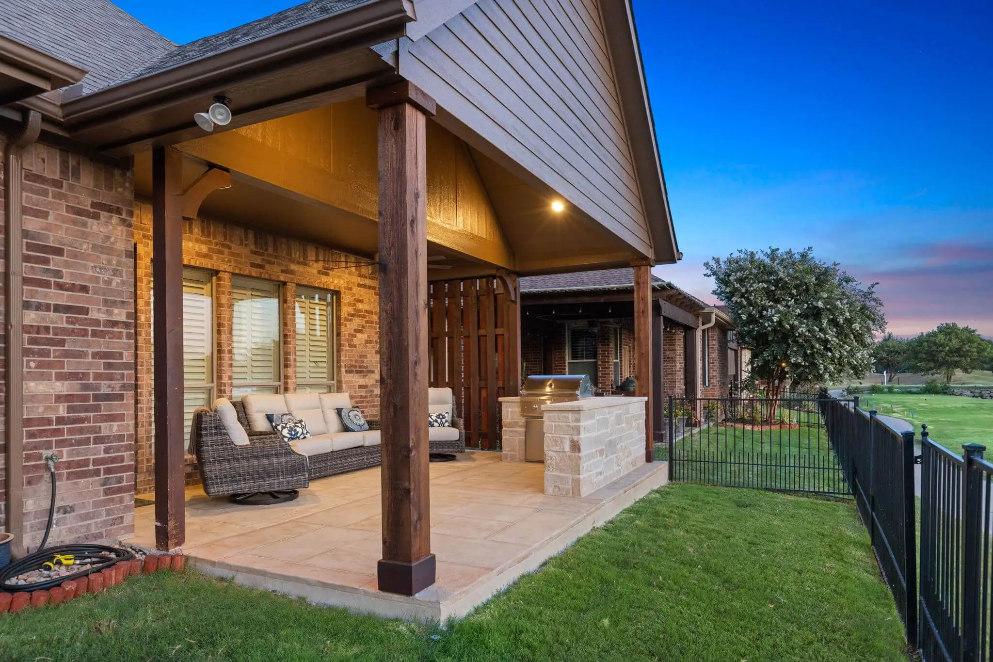 Texas side yard ideas with covered patio, outdoor seating, and a narrow backyard layout